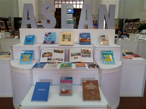 Ausstellung: ASEAN richtet sich nach einer friedlichen, stabilen und kooperativen Gemeinschaft - ảnh 1